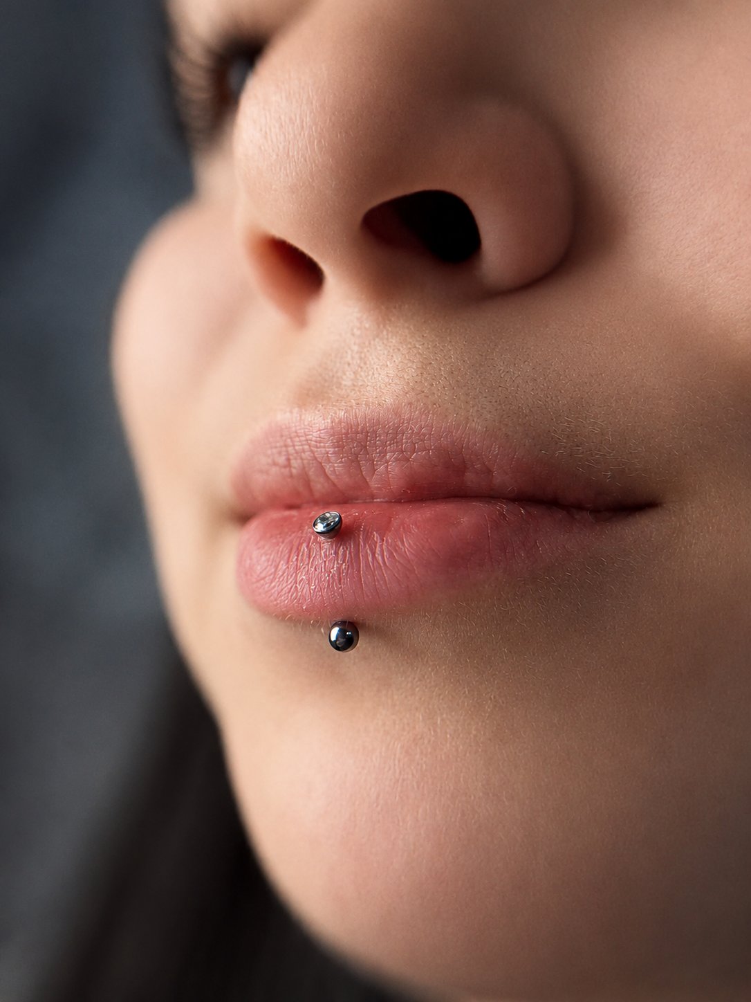 Piercing vertical labret — realizacja