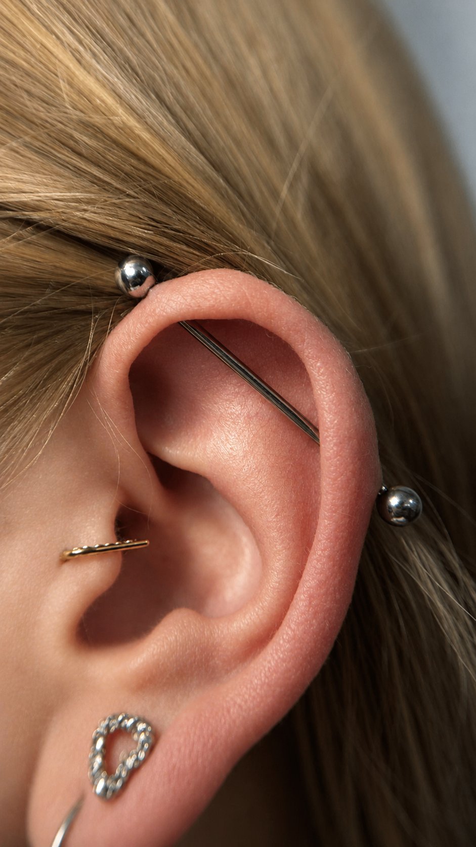 Piercing industrial — realizacja